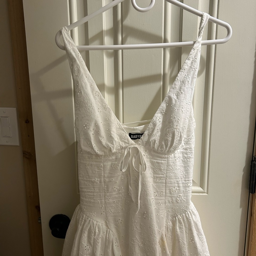 Elegant White Sleeveless Dress - Picture 7 of 8